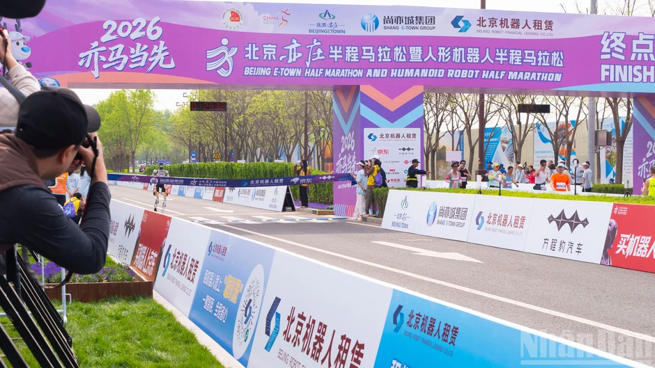Robot hình người phá kỷ lục của con người tại giải chạy bán marathon ở Trung Quốc