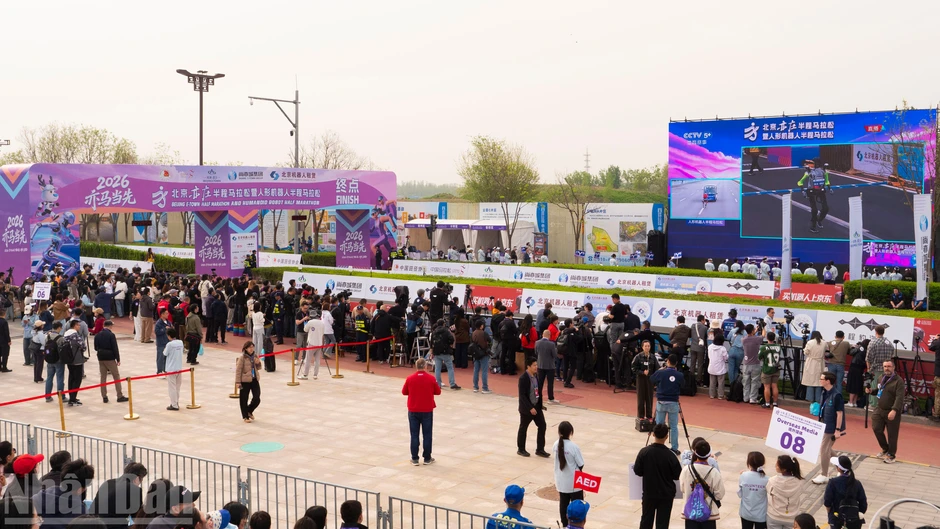 Robot hình người phá kỷ lục của con người tại giải chạy bán marathon ở Trung Quốc