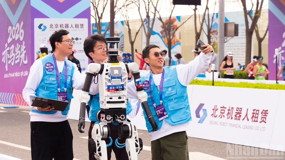 Robot hình người phá kỷ lục của con người tại giải chạy bán marathon ở Trung Quốc