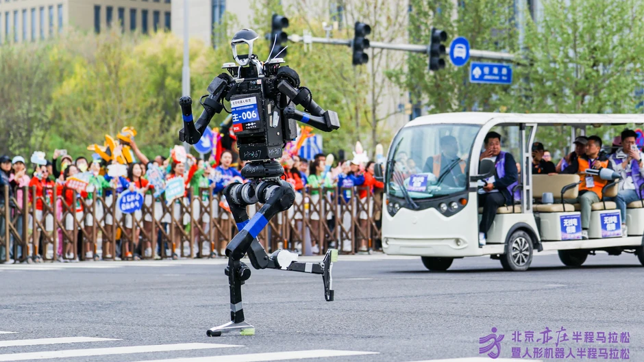 Robot hình người phá kỷ lục của con người tại giải chạy bán marathon ở Trung Quốc