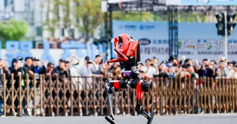 Robot hình người phá kỷ lục của con người tại giải chạy bán marathon ở Trung Quốc