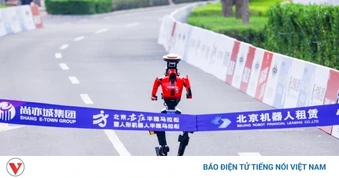 Robot hình người tăng tốc trên đường đua tại Bắc Kinh