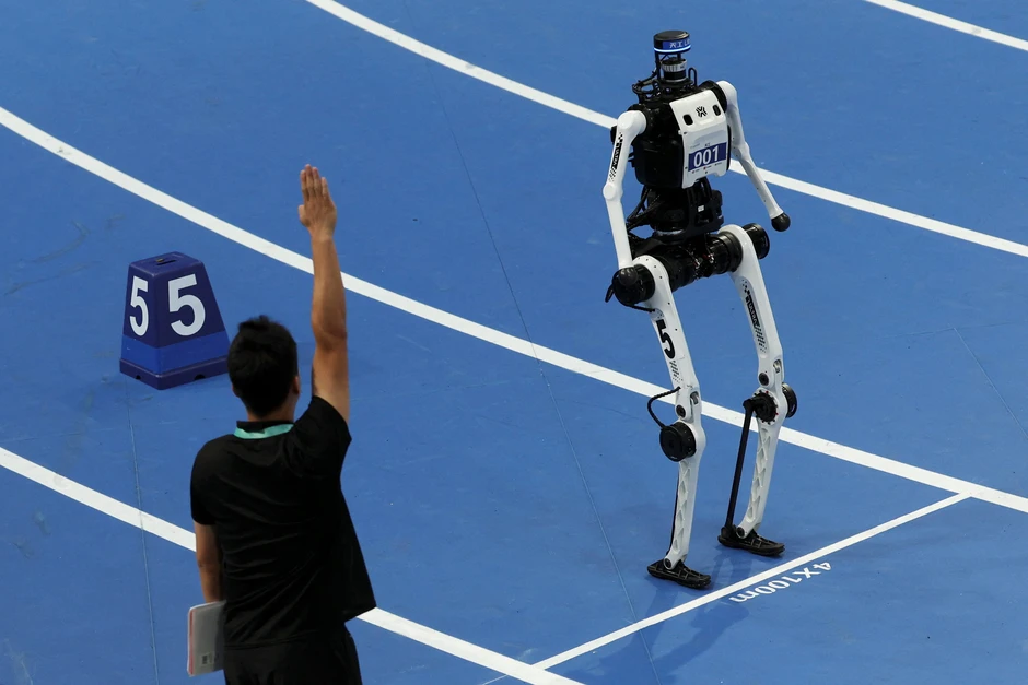 Robot Trung Quốc phá kỷ lục chạy 100m nhanh nhất thế giới của con người Robot Trung Quốc phá kỷ lục chạy 100m nhanh nhất thế giới của con người