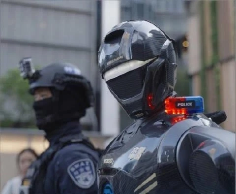 Robot tuần tra cùng đội SWAT ở Thâm Quyến gây sốt mạng xã hội Trung Quốc Robot tuần tra cùng đội SWAT ở Thâm Quyến gây sốt mạng xã hội Trung Quốc