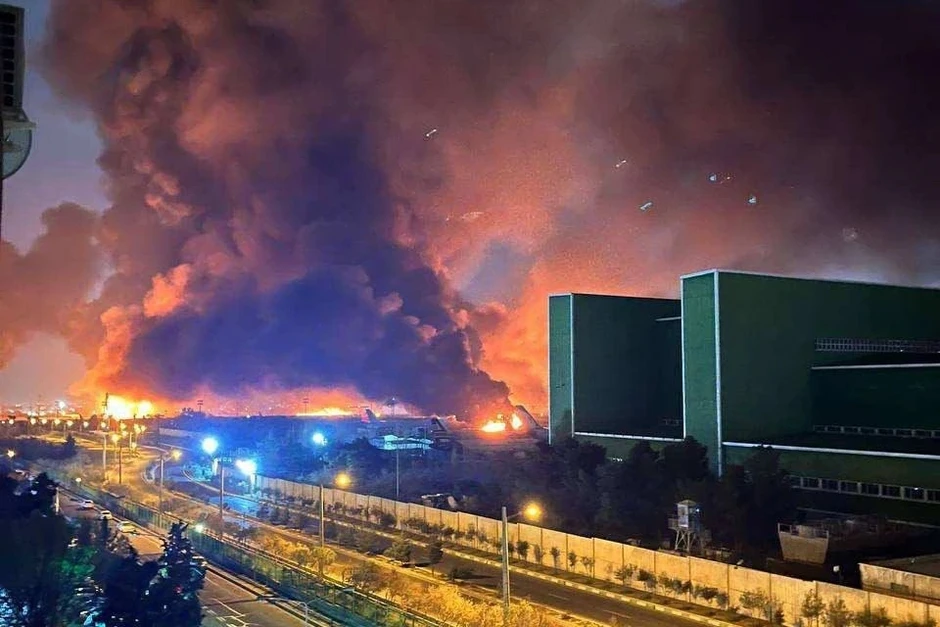 Sân bay Iran bốc cháy như cầu lửa sau đòn không kích của Israel Sân bay Iran bốc cháy như cầu lửa sau đòn không kích của Israel