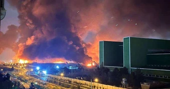 Sân bay Iran bốc cháy như cầu lửa sau đòn không kích của Israel