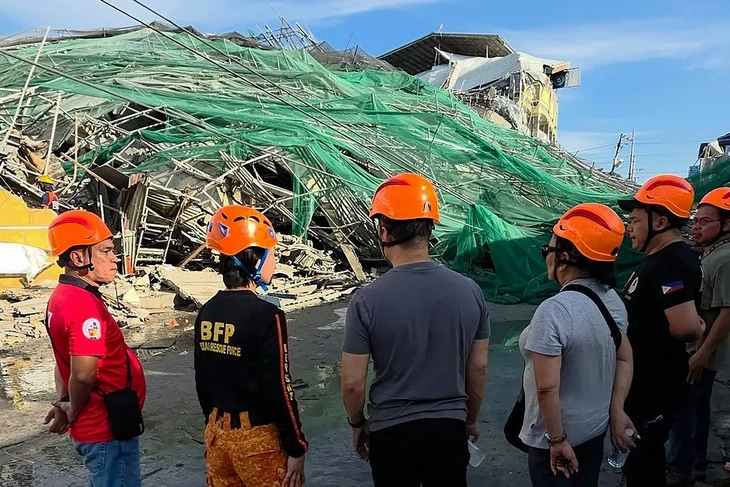 Sập nhà 9 tầng đang xây ở Philippines, ít nhất 30 người mắc kẹt