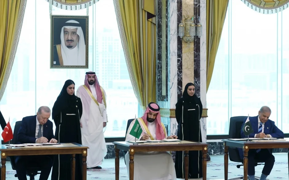 Saudi Arabia, Pakistan và Thổ Nhĩ Kỳ ký hiệp ước phòng thủ chung Saudi Arabia, Pakistan và Thổ Nhĩ Kỳ ký hiệp ước phòng thủ chung