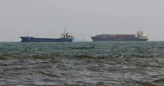 Siêu tàu chở dầu bốc cháy tại eo biển Hormuz, Iran cảnh báo cứng rắn