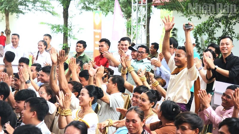 Sôi nổi hội diễn văn nghệ ngành cao-su tại Campuchia Sôi nổi hội diễn văn nghệ ngành cao-su tại Campuchia