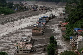 Sông băng đổ sụp, 'sóng thần trên núi' cuồn cuộn xé toạc vùng biên giới Nepal