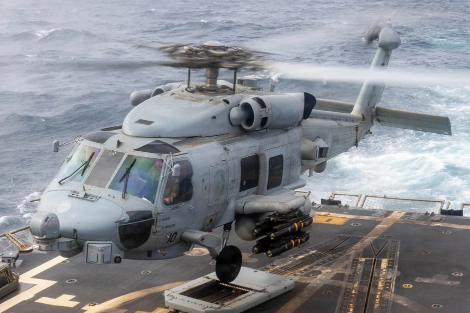 Sức mạnh “Diều hâu biển” MH-60R mang tên lửa Hellfire trên tàu khu trục Mỹ Sức mạnh “Diều hâu biển” MH-60R mang tên lửa Hellfire trên tàu khu trục Mỹ
