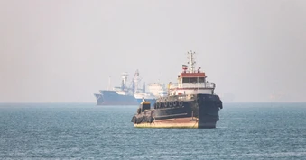 Súng nổ ở Hormuz, tàu hàng được lực lượng Mỹ hộ tống qua eo biển
