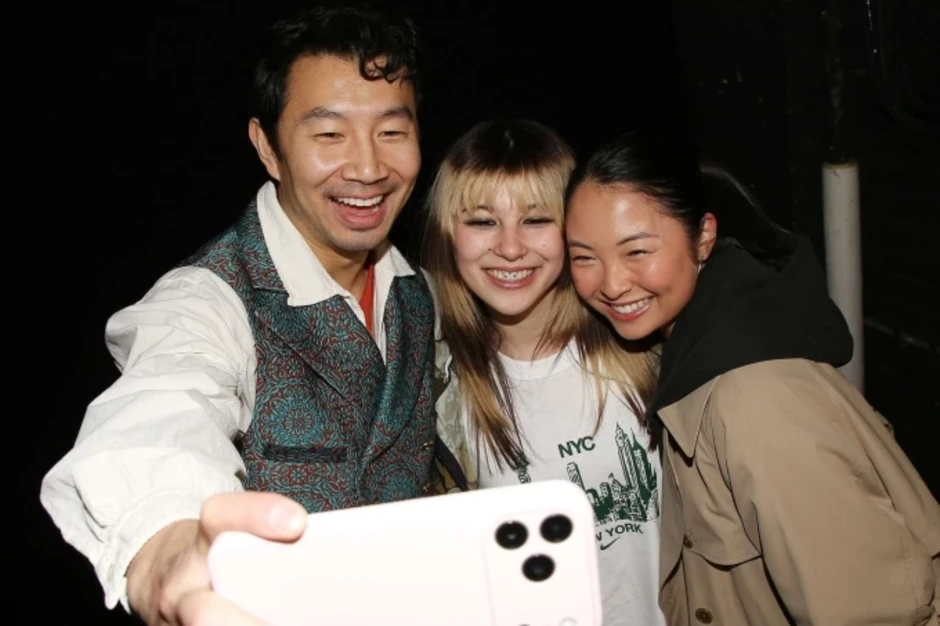 Tài tử Hollywood tái hiện điệu nhảy của Alysa Liu Tài tử Hollywood tái hiện điệu nhảy của Alysa Liu