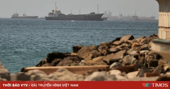 Tạm dừng sơ tán tàu thuyền qua eo biển Hormuz sau vụ tấn công tàu hàng