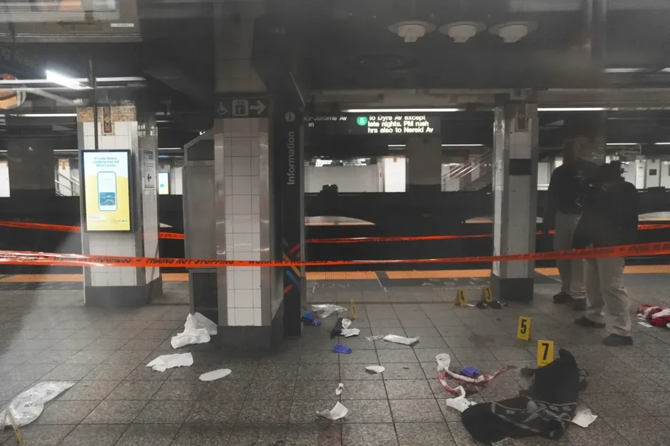 Tấn công bằng dao tại tàu điện ngầm New York khiến 3 người bị thương Tấn công bằng dao tại tàu điện ngầm New York khiến 3 người bị thương