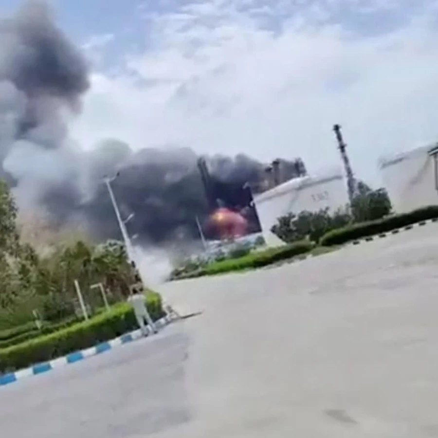 Tấn công của UAE vào nhà máy lọc dầu Iran trên đảo Lavan Tấn công của UAE vào nhà máy lọc dầu Iran trên đảo Lavan