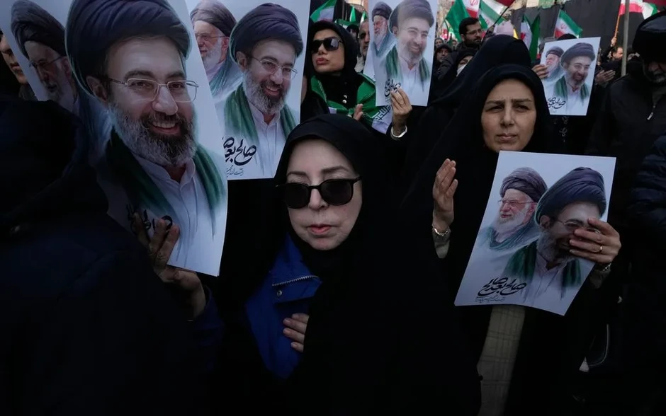 Tân Lãnh tụ Iran tuyên bố dùng eo biển Hormuz làm “đòn bẩy chiến lược” Tân Lãnh tụ Iran tuyên bố dùng eo biển Hormuz làm “đòn bẩy chiến lược”