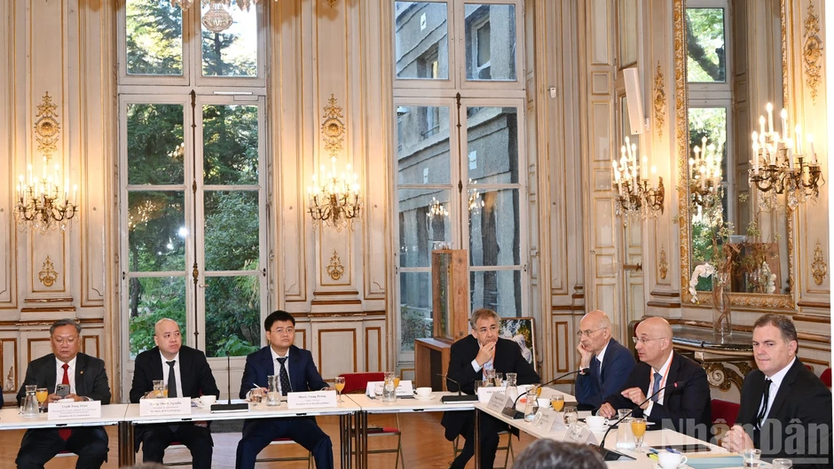 Tăng cường hợp tác với Pháp về phát triển đường sắt Tăng cường hợp tác với Pháp về phát triển đường sắt