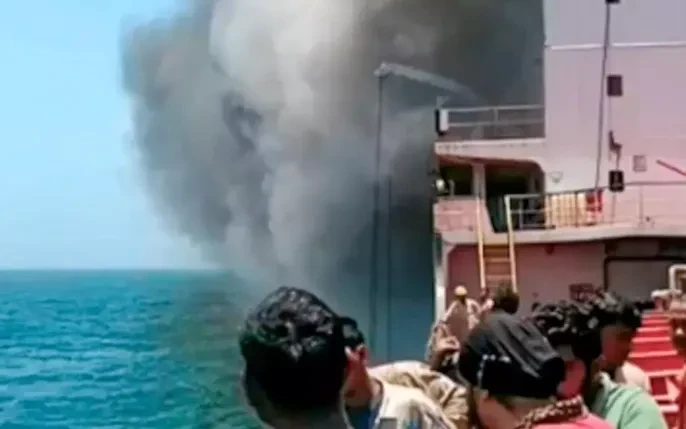 Tàu chở dầu bị trúng đạn và chìm ngoài khơi Oman Tàu chở dầu bị trúng đạn và chìm ngoài khơi Oman