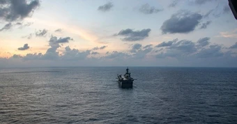 Tàu chở dầu liên quan Iran đi qua eo biển Hormuz dù Mỹ áp phong tỏa