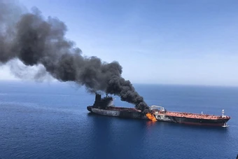 Tàu chở hàng bốc cháy tại Eo biển Hormuz do bị trúng đạn