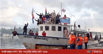 Tàu chở hàng tấn hàng viện trợ quốc tế đến cảng Cuba