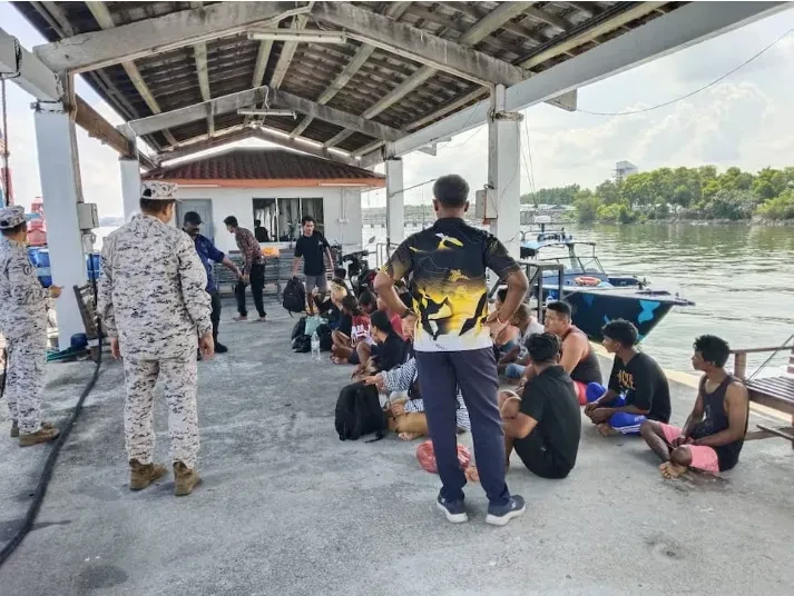 Tàu chở người di cư bị lật ngoài khơi Malaysia, 14 người mất tích Tàu chở người di cư bị lật ngoài khơi Malaysia, 14 người mất tích