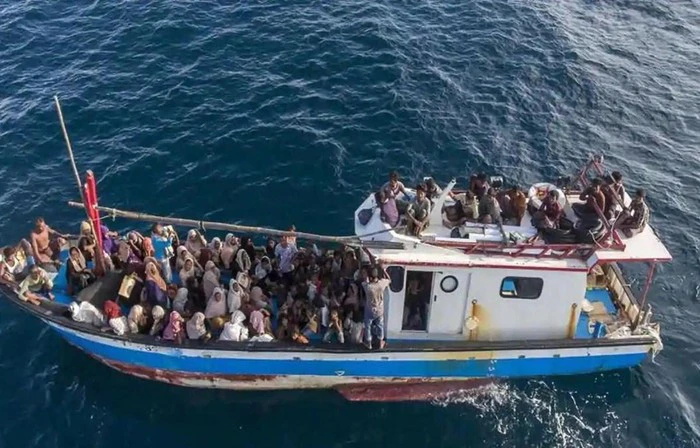 Tàu chở người di cư bị lật ngoài khơi Malaysia, 14 người mất tích Tàu chở người di cư bị lật ngoài khơi Malaysia, 14 người mất tích