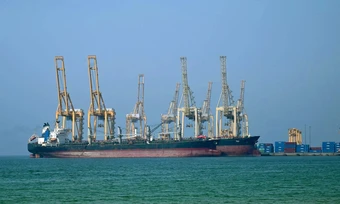 Tàu container bị đánh trúng khi băng qua Eo biển Hormuz