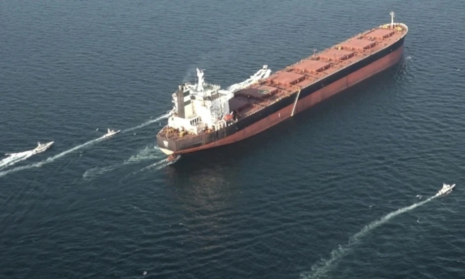 Tàu dầu liên quan Iran đi qua eo biển Hormuz bất chấp Mỹ áp phong tỏa Tàu dầu liên quan Iran đi qua eo biển Hormuz bất chấp Mỹ áp phong tỏa