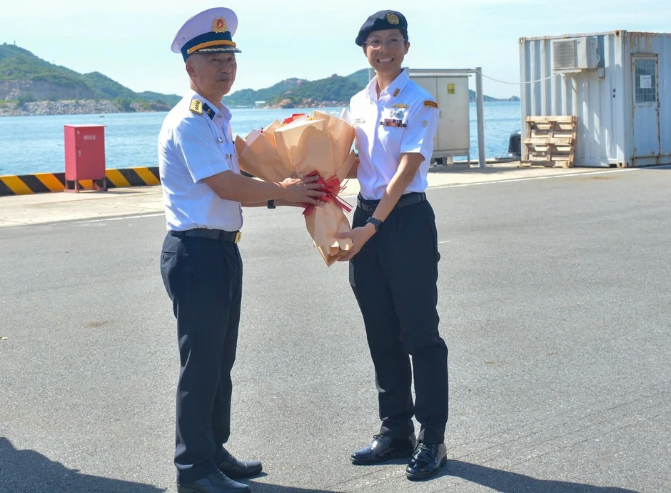 Tàu đổ bộ của Hải quân Singapore thăm Khánh Hòa Tàu đổ bộ của Hải quân Singapore thăm Khánh Hòa