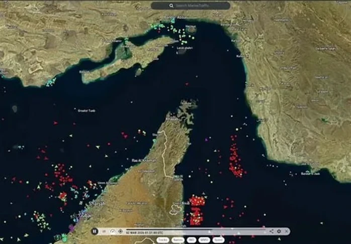 Tàu hàng liên tiếp bốc cháy ở eo biển Hormuz Tàu hàng liên tiếp bốc cháy ở eo biển Hormuz