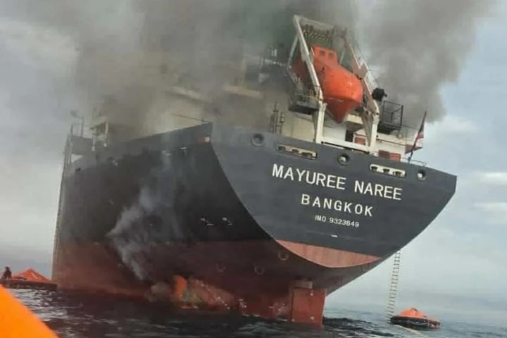 Tàu hàng Thái Lan bốc cháy ở eo biển Hormuz, thủy thủ sơ tán Tàu hàng Thái Lan bốc cháy ở eo biển Hormuz, thủy thủ sơ tán