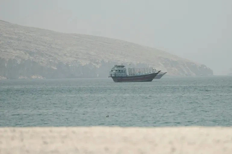 Tàu hàng trúng hỏa lực gần eo biển Hormuz Tàu hàng trúng hỏa lực gần eo biển Hormuz