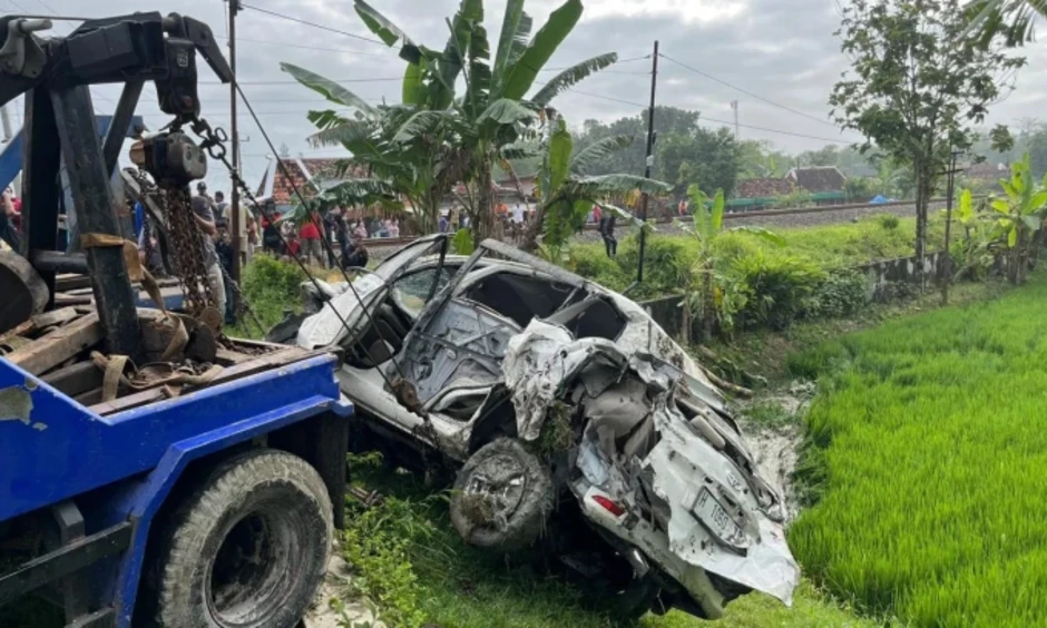 Tàu hỏa đâm vào ôtô tại Indonesia, 4 người chết Tàu hỏa đâm vào ôtô tại Indonesia, 4 người chết