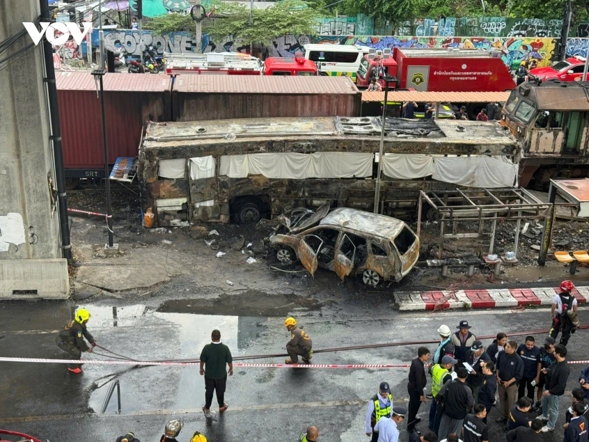 Tàu hỏa tông thẳng xe buýt giữa trung tâm Bangkok khiến 40 người thương vong