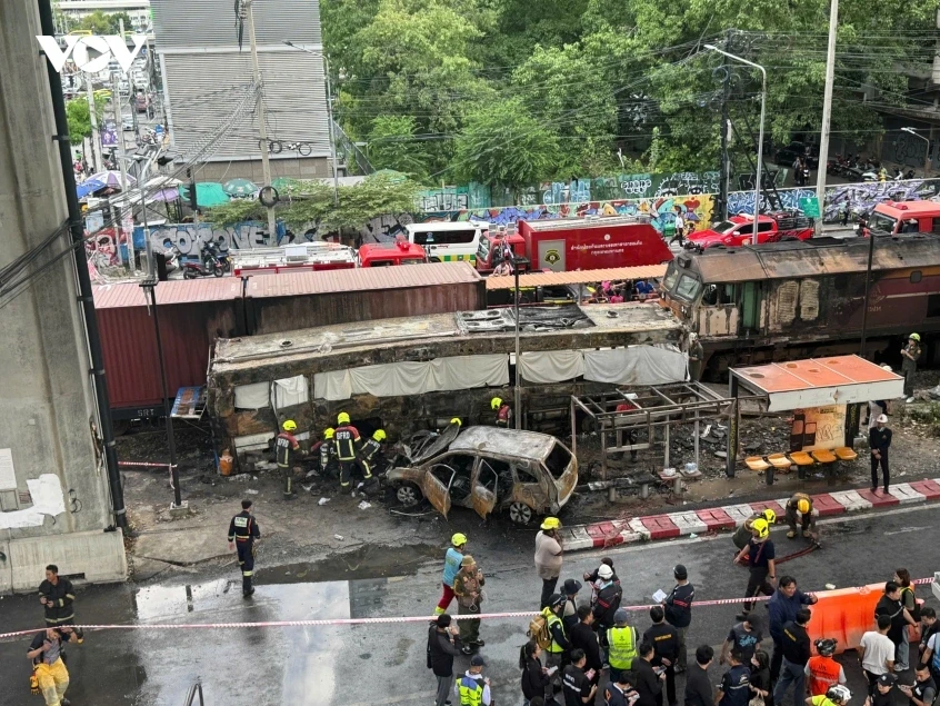 Tàu hỏa tông thẳng xe buýt giữa trung tâm Bangkok khiến 40 người thương vong