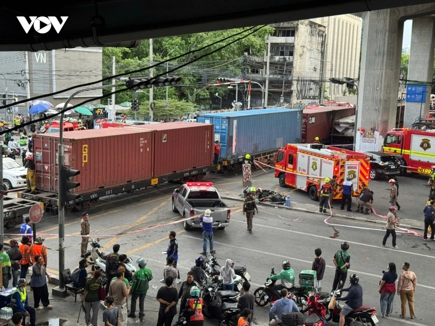 Tàu hỏa tông thẳng xe buýt giữa trung tâm Bangkok khiến 40 người thương vong