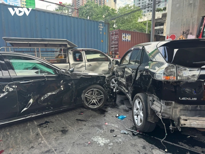 Tàu hỏa tông thẳng xe buýt giữa trung tâm Bangkok khiến 40 người thương vong