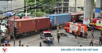 Tàu hỏa tông thẳng xe buýt giữa trung tâm Bangkok khiến 40 người thương vong