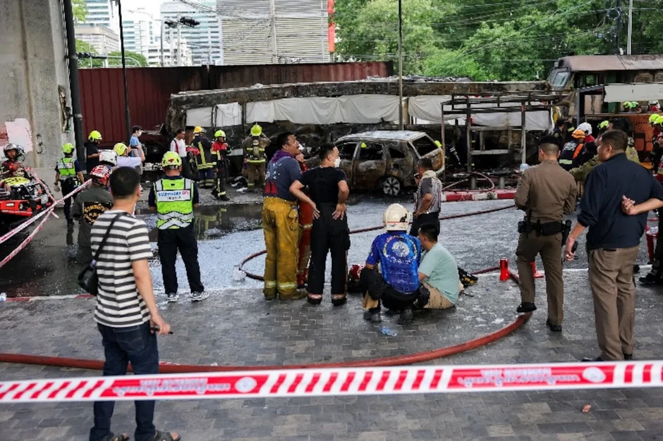 Tàu hoả - xe buýt đâm nhau ở Thái Lan, hơn 30 người thương vong Tàu hoả - xe buýt đâm nhau ở Thái Lan, hơn 30 người thương vong