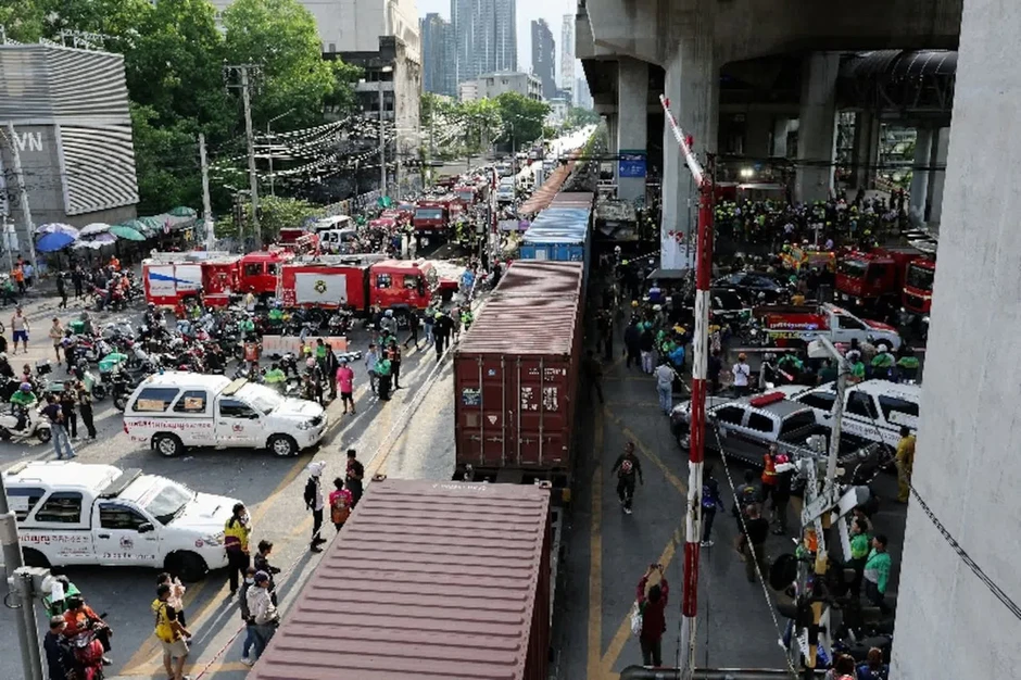 Tàu hoả - xe buýt đâm nhau ở Thái Lan, hơn 30 người thương vong Tàu hoả - xe buýt đâm nhau ở Thái Lan, hơn 30 người thương vong