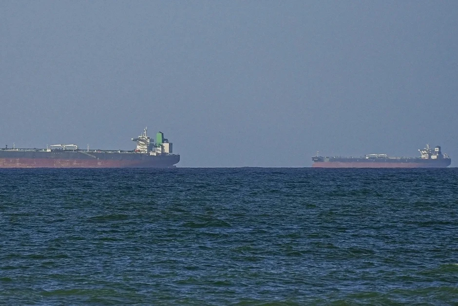 Tàu quân sự Iran hộ tống tàu dầu tránh lệnh phong tỏa của Mỹ