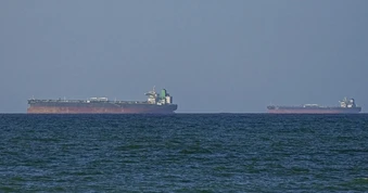 Tàu quân sự Iran hộ tống tàu dầu tránh lệnh phong tỏa của Mỹ