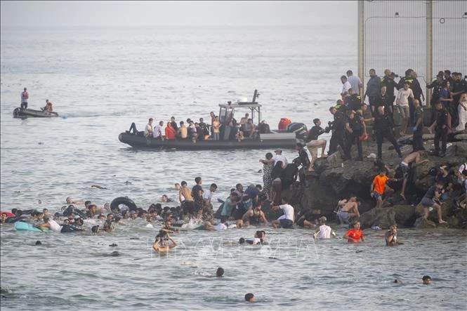 Tây Ban Nha: 100 người thiệt mạng trong vụ vượt biển ồ ạt vào Ceuta Tây Ban Nha: 100 người thiệt mạng trong vụ vượt biển ồ ạt vào Ceuta
