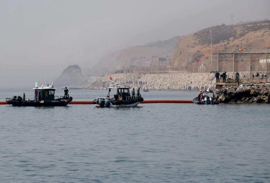 Tây Ban Nha dựng rào chắn nổi ở Ceuta sau vụ vượt biên khiến 67 người thiệt mạng Tây Ban Nha dựng rào chắn nổi ở Ceuta sau vụ vượt biên khiến 67 người thiệt mạng