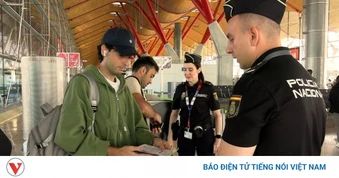 Tây Ban Nha kiểm tra gần 200 khách từ Italy sau căng thẳng về vấn đề nhập cư
