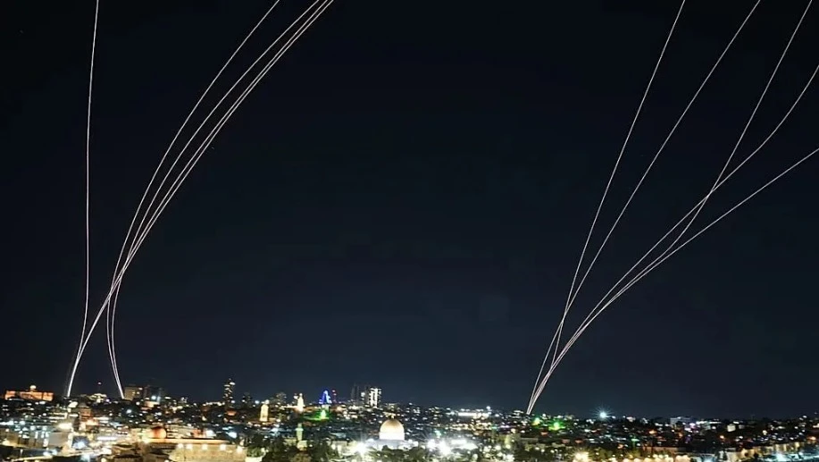 Tên lửa, bom chùm dồn dập dội xuống Israel: Iran tung đòn mạnh nhất, tuyên bố 'ít nhất 6 tháng' xung đột Tên lửa, bom chùm dồn dập dội xuống Israel: Iran tung đòn mạnh nhất, tuyên bố 'ít nhất 6 tháng' xung đột