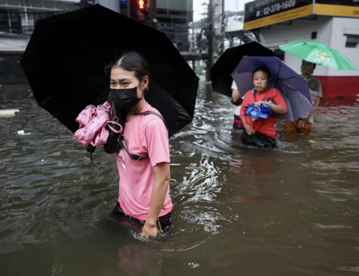 Thái Lan chìm trong lũ: 1,7 triệu người bị ảnh hưởng, 8 người thiệt mạng Thái Lan chìm trong lũ: 1,7 triệu người bị ảnh hưởng, 8 người thiệt mạng